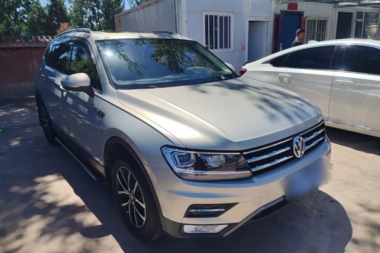 Used Volkswagen Tiguan L 2017 330TSI Automatic Two-Wheel Drive Luxury Edition Front Right 45 Deg