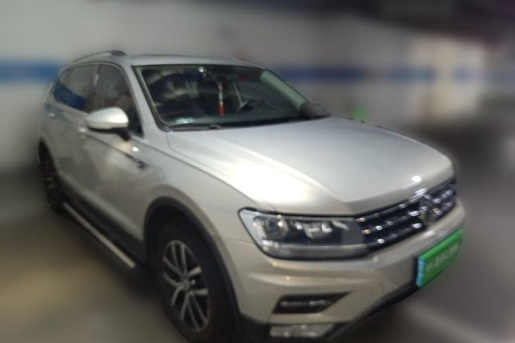 Used Volkswagen Tiguan L 2017 330TSI Automatic Two-Wheel Drive Luxury Edition Front Right 45 Deg