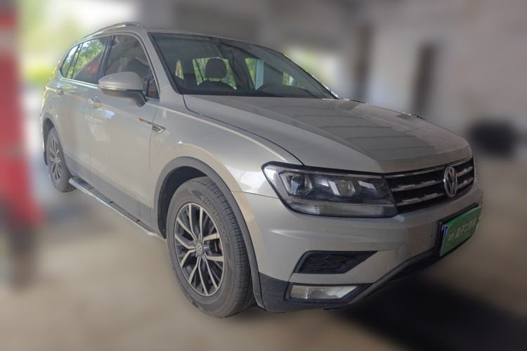 Used Volkswagen Tiguan L 2017 330TSI Automatic Two-Wheel Drive Luxury Edition Front Right 45 Deg