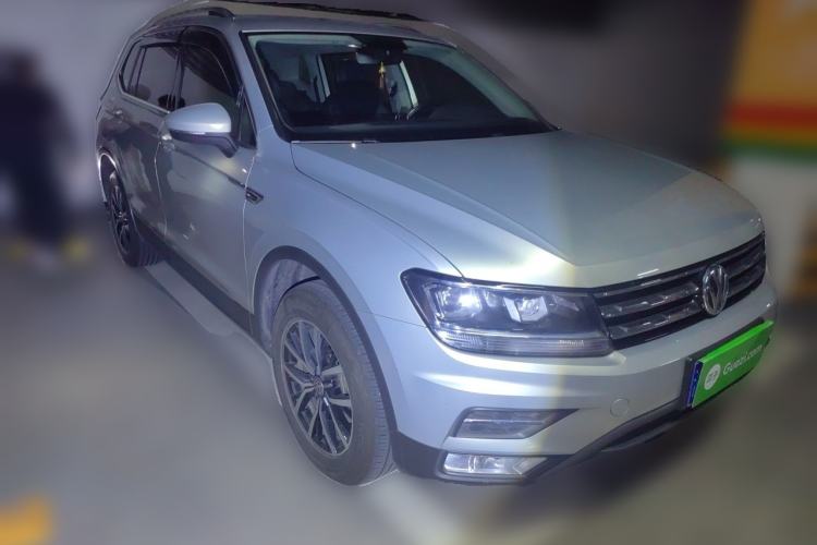 Used Volkswagen Tiguan L 2017 330TSI Automatic Two-Wheel Drive Luxury Edition Front Right 45 Deg