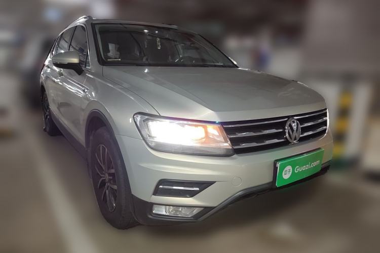 Used Volkswagen Tiguan L 2017 330TSI Automatic Two-Wheel Drive Luxury Edition Front Right 45 Deg