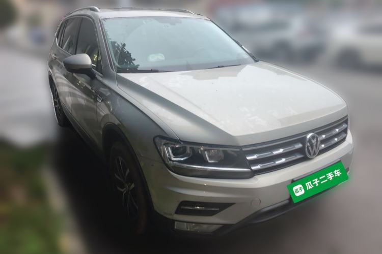 Used Volkswagen Tiguan L 2017 330TSI Automatic Two-Wheel Drive Luxury Edition Front Right 45 Deg