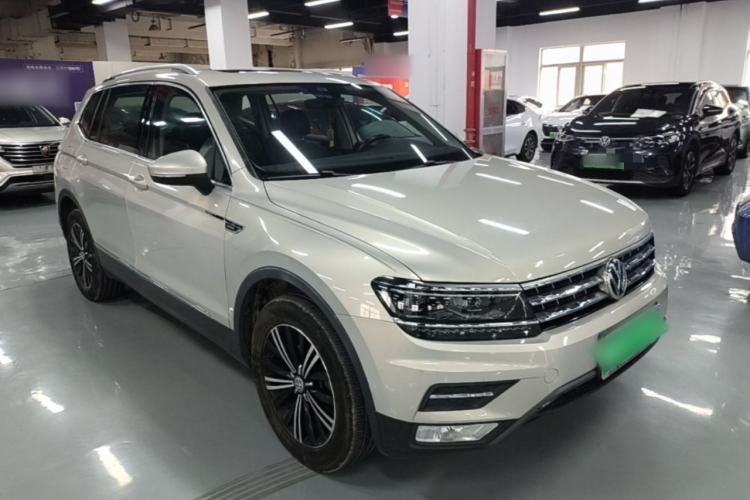 Used Volkswagen Tiguan L 2017 380TSI Automatic All-Wheel-Drive Luxury Edition Front Right 45 Deg