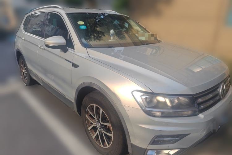 Used Volkswagen Tiguan L 2017 330TSI Automatic Two-Wheel Drive Luxury Edition Front Right 45 Deg