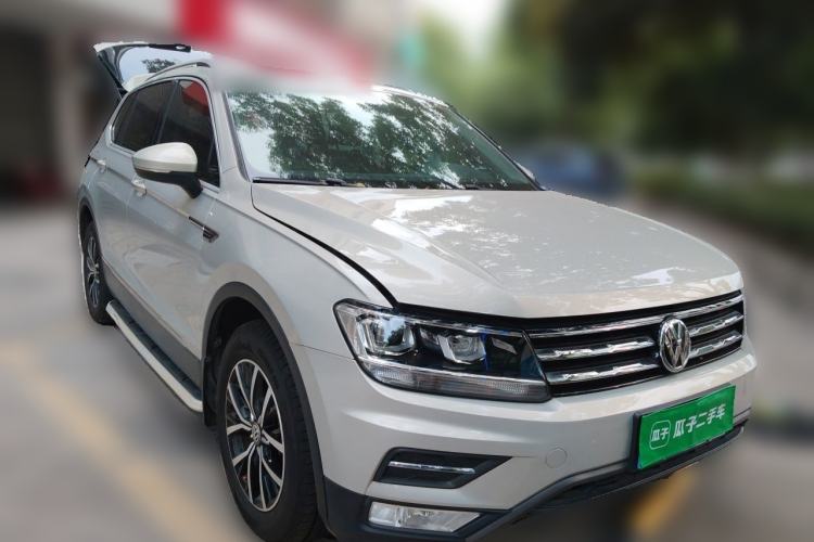 Used Volkswagen Tiguan L 2017 330TSI Automatic Two-Wheel Drive Luxury Edition Front Right 45 Deg