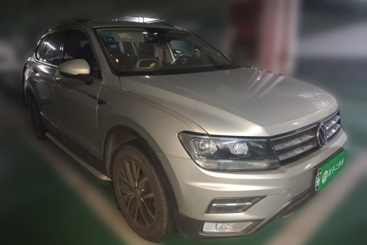 Used Volkswagen Tiguan L 2017 330TSI Automatic Two-Wheel Drive Luxury Edition Front Right 45 Deg