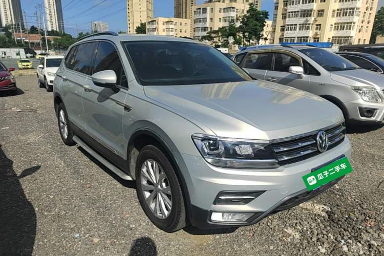 Used Volkswagen Tiguan L 2017 330TSI Automatic Two-Wheel Drive Luxury Edition Front Right 45 Deg
