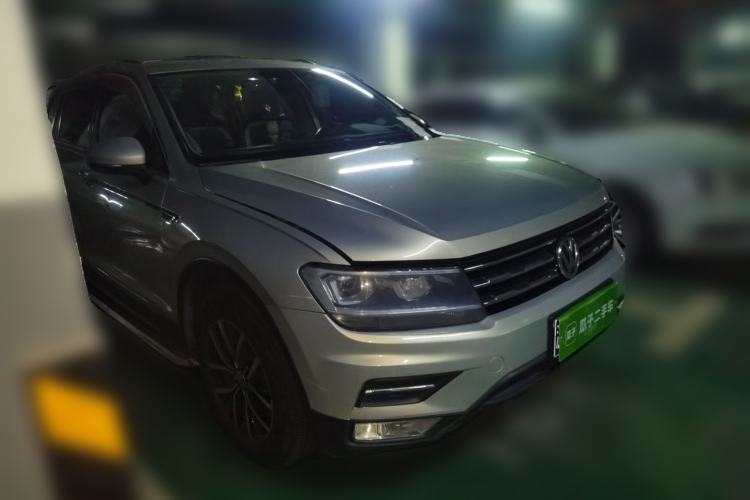 Used Volkswagen Tiguan L 2017 330TSI Automatic Two-Wheel Drive Luxury Edition Front Right 45 Deg
