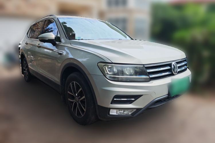 Used Volkswagen Tiguan L 2017 330TSI Automatic Two-Wheel Drive Luxury Edition Front Right 45 Deg