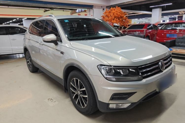 Used Volkswagen Tiguan L 2017 330TSI Automatic Two-Wheel Drive Comfort Edition Front Right 45 Deg