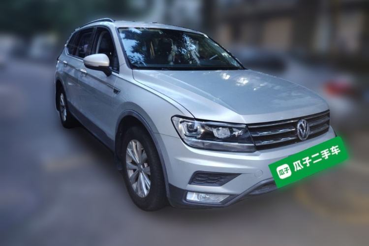 Used Volkswagen Tiguan L 2017 330TSI Automatic Two-Wheel Drive Luxury Edition Front Right 45 Deg