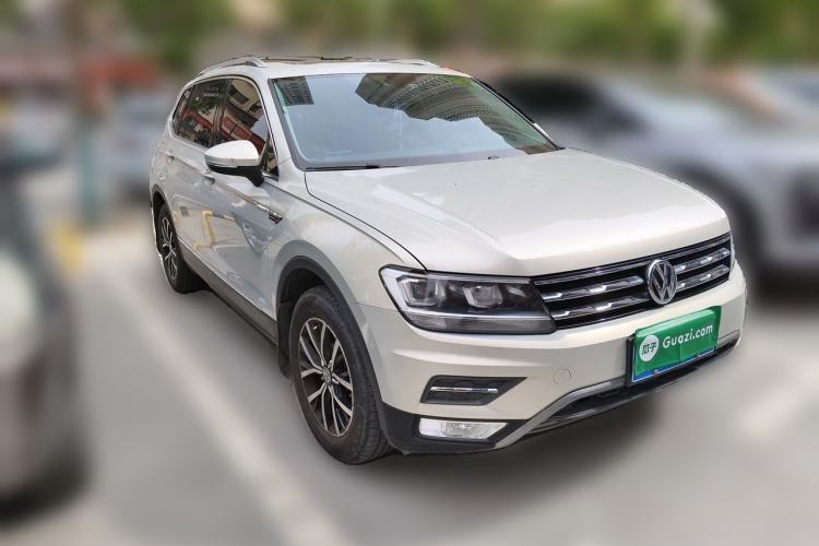 Used Volkswagen Tiguan L 2017 330TSI Automatic Two-Wheel Drive Luxury Edition Front Right 45 Deg