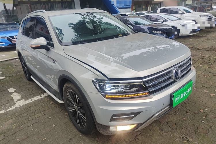 Used Volkswagen Tiguan L 2017 380TSI Automatic All-Wheel-Drive Luxury Edition Front Right 45 Deg