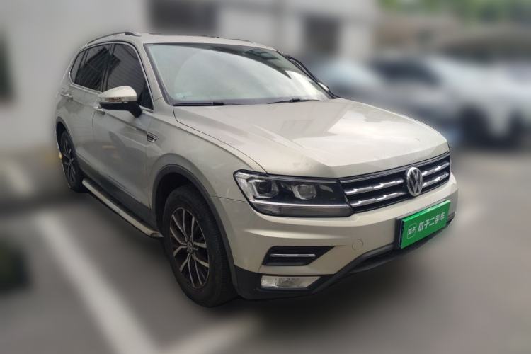 Used Volkswagen Tiguan L 2017 330TSI Automatic Two-Wheel Drive Luxury Edition Front Right 45 Deg