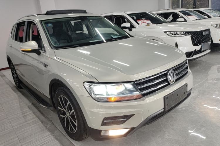 Used Volkswagen Tiguan L 2017 330TSI Automatic Two-Wheel Drive Luxury Edition Front Right 45 Deg