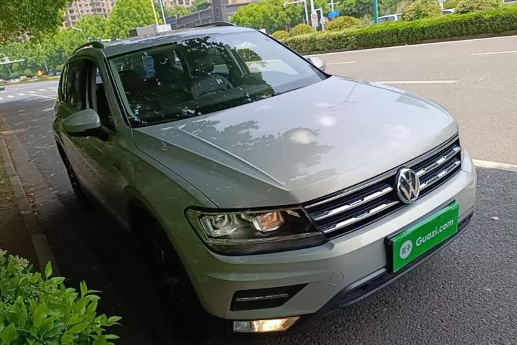 Used Volkswagen Tiguan L 2017 330TSI Automatic Two-Wheel Drive Luxury Edition Front Right 45 Deg