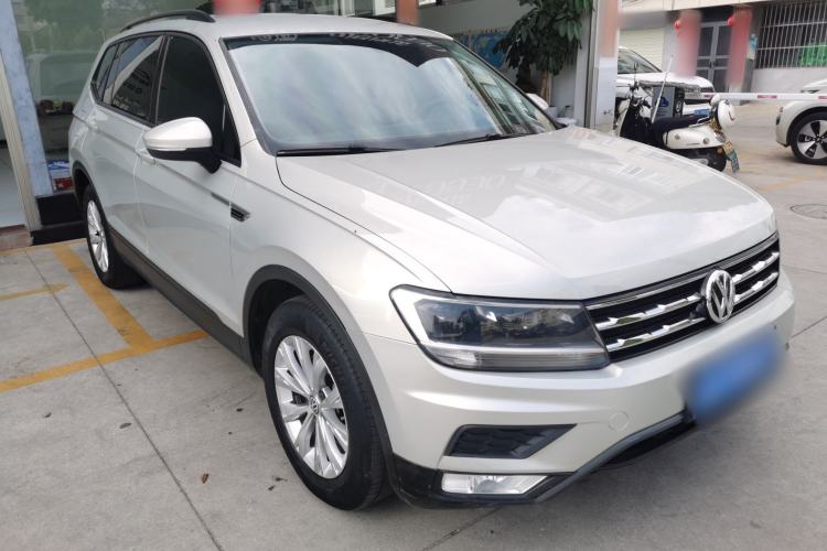 Used Volkswagen Tiguan L 2017 330TSI Automatic Two-Wheel Drive Luxury Edition Front Right 45 Deg