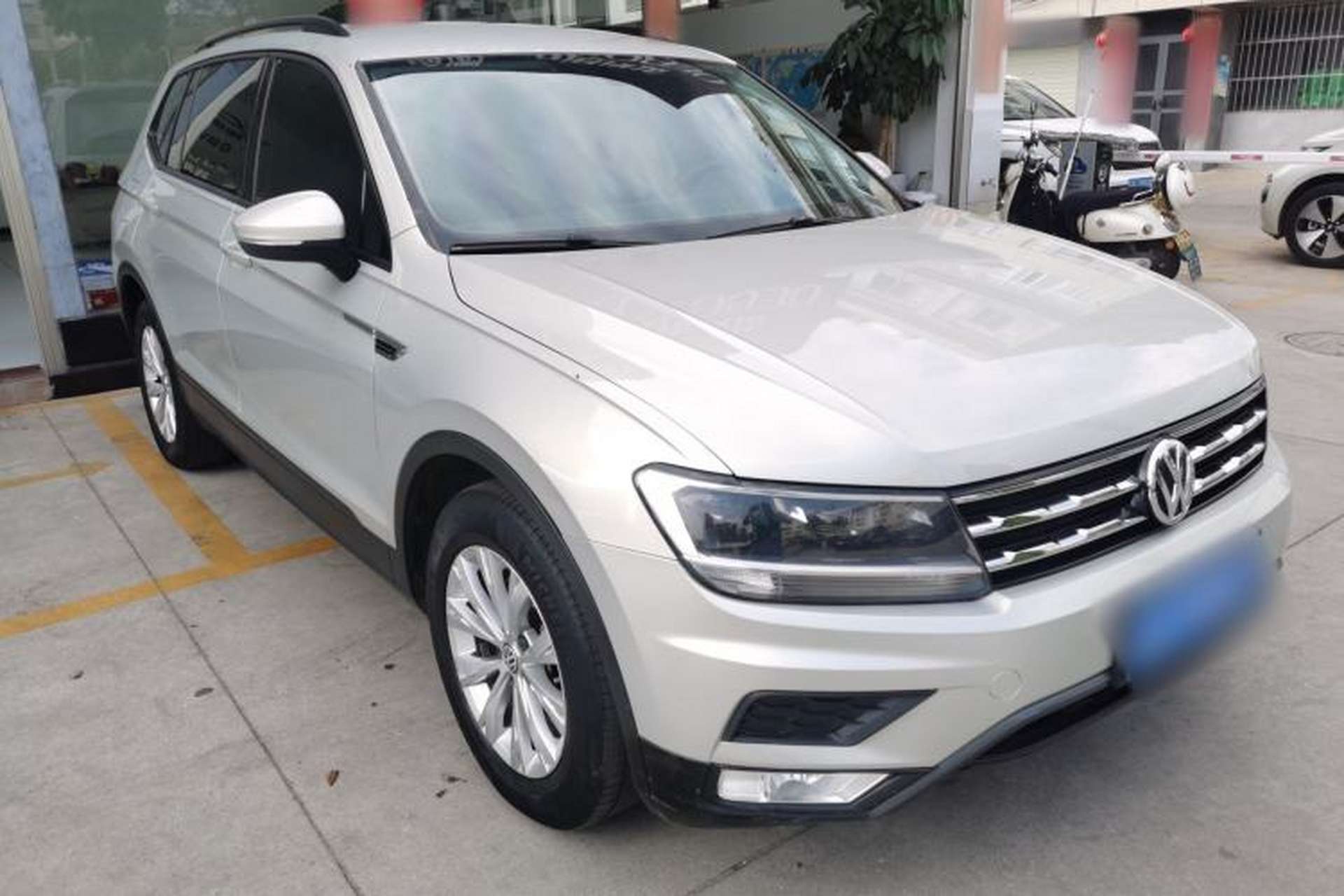 Used Volkswagen Tiguan L 2017 330TSI Automatic Two-Wheel Drive Luxury Edition Front Right 45 Deg