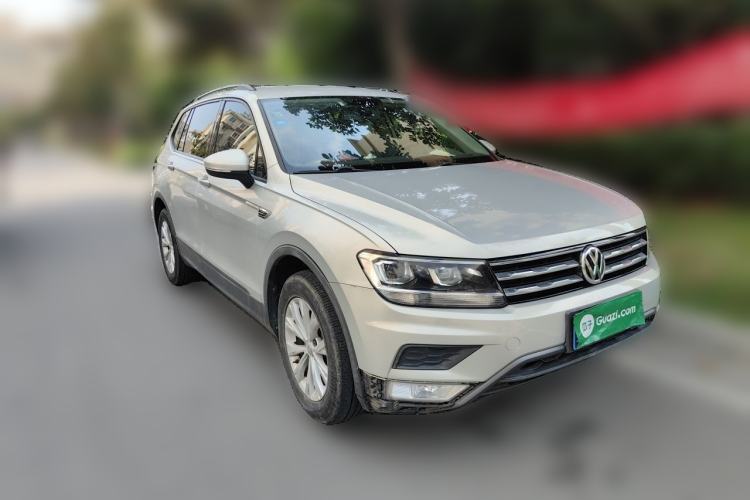 Used Volkswagen Tiguan L 2017 330TSI Automatic Two-Wheel Drive Luxury Edition Front Right 45 Deg