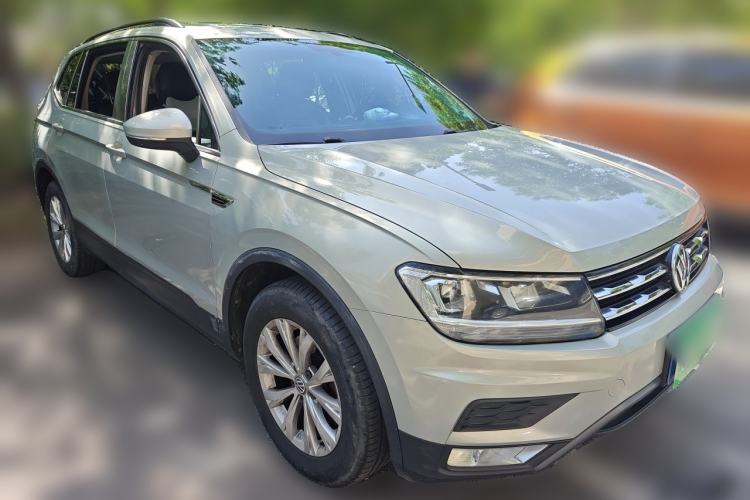 Used Volkswagen Tiguan L 2017 330TSI Automatic Two-Wheel Drive Luxury Edition Front Right 45 Deg