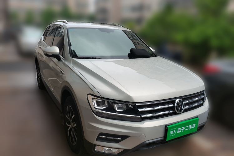 Used Volkswagen Tiguan L 2017 330TSI Automatic Two-Wheel Drive Luxury Edition Front Right 45 Deg