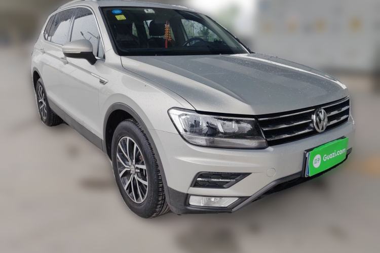 Used Volkswagen Tiguan L 2017 330TSI Automatic Two-Wheel Drive Luxury Edition Front Right 45 Deg