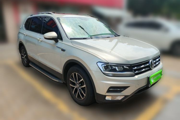 Used Volkswagen Tiguan L 2017 330TSI Automatic Two-Wheel Drive Luxury Edition Front Right 45 Deg