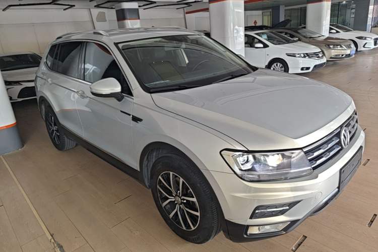 Used Volkswagen Tiguan L 2017 330TSI Automatic Two-Wheel Drive Comfort Edition Front Right 45 Deg