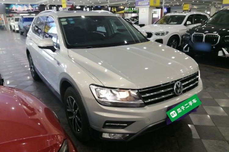 Used Volkswagen Tiguan L 2017 330TSI Automatic Two-Wheel Drive Luxury Edition Front Right 45 Deg