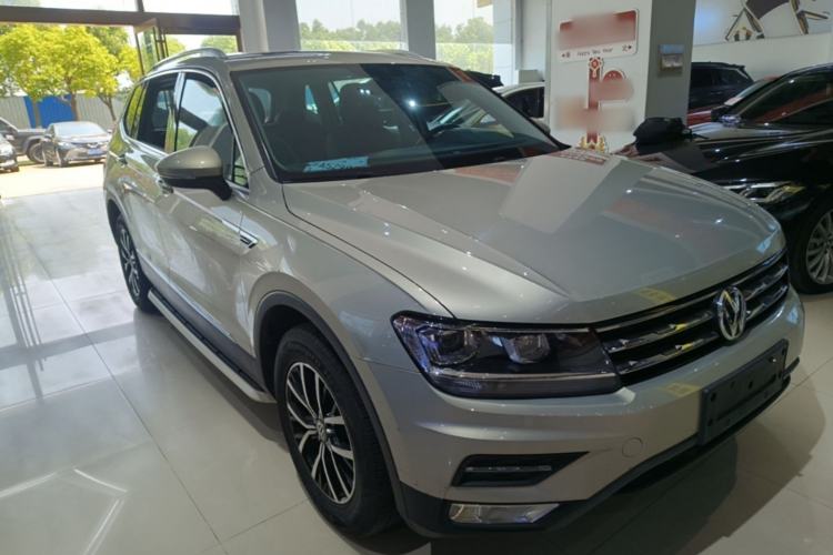 Used Volkswagen Tiguan L 2017 330TSI Automatic Two-Wheel Drive Luxury Edition Front Right 45 Deg