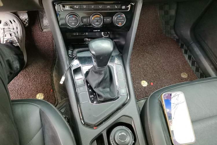 Used Volkswagen Tiguan L 2017 330TSI Automatic Two-Wheel Drive Luxury Edition Gear Lever