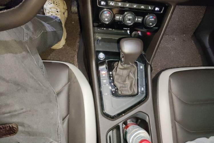Used Volkswagen Tiguan L 2017 330TSI Automatic Two-Wheel Drive Luxury Edition Gear Lever