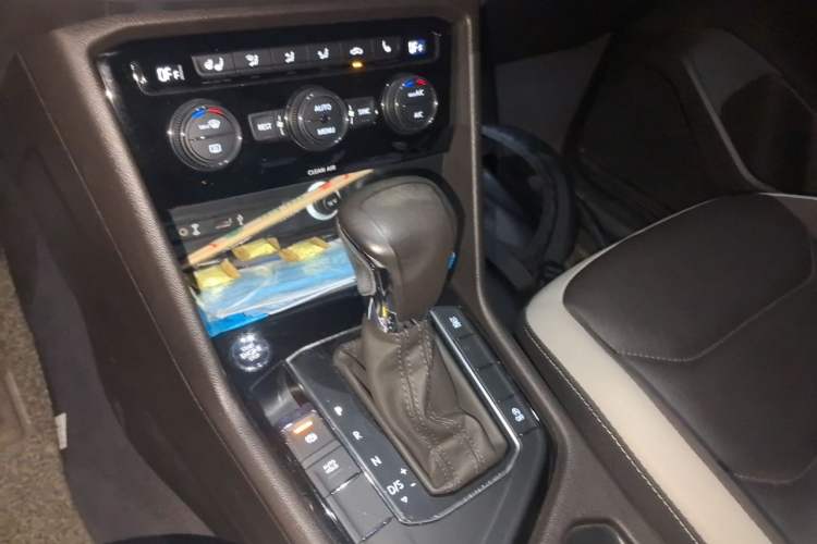 Used Volkswagen Tiguan L 2017 330TSI Automatic Two-Wheel Drive Luxury Edition Gear Lever
