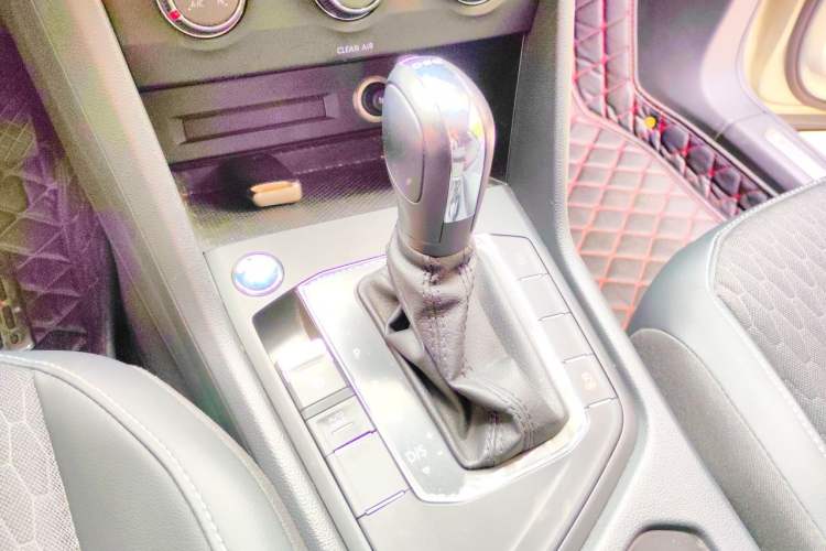 Used Volkswagen Tiguan L 2017 330TSI Automatic Two-Wheel Drive Luxury Edition Gear Lever