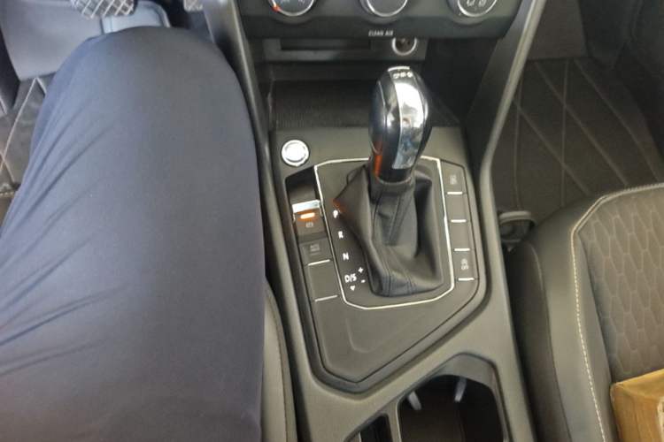 Used Volkswagen Tiguan L 2017 330TSI Automatic Two-Wheel Drive Luxury Edition Gear Lever
