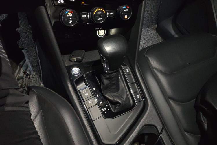 Used Volkswagen Tiguan L 2017 330TSI Automatic Two-Wheel Drive Luxury Edition Gear Lever