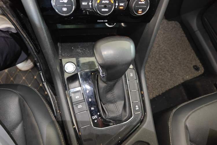 Used Volkswagen Tiguan L 2017 330TSI Automatic Two-Wheel Drive Luxury Edition Gear Lever