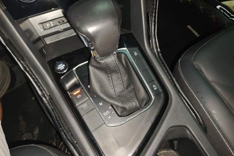 Used Volkswagen Tiguan L 2017 330TSI Automatic Two-Wheel Drive Luxury Edition Gear Lever