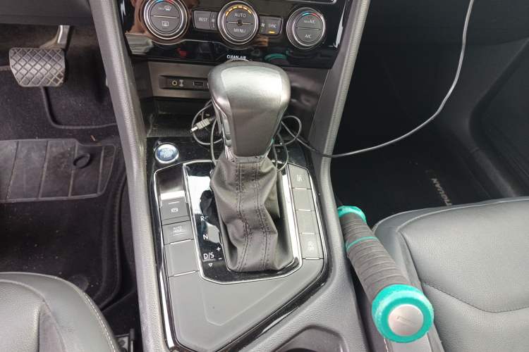 Used Volkswagen Tiguan L 2017 330TSI Automatic Two-Wheel Drive Luxury Edition Gear Lever