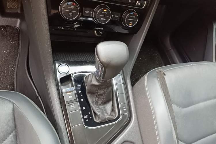 Used Volkswagen Tiguan L 2017 330TSI Automatic Two-Wheel Drive Luxury Edition Gear Lever