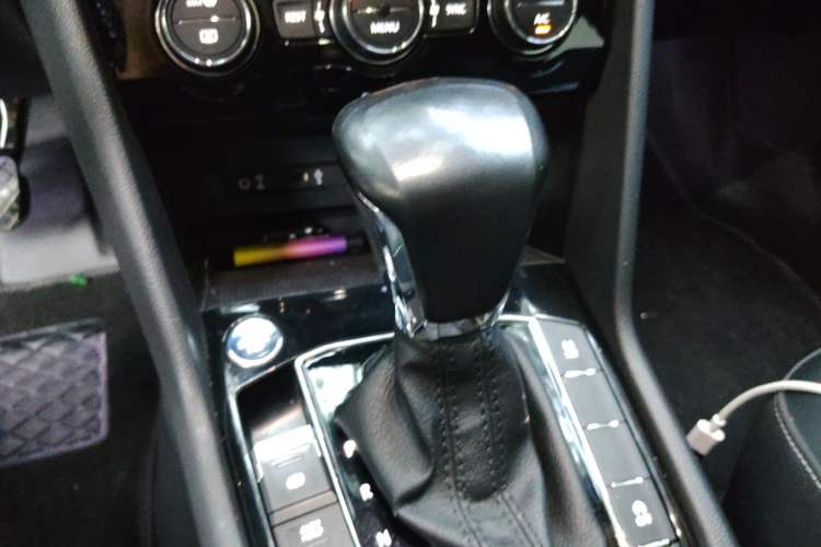 Used Volkswagen Tiguan L 2017 330TSI Automatic Two-Wheel Drive Luxury Edition Gear Lever