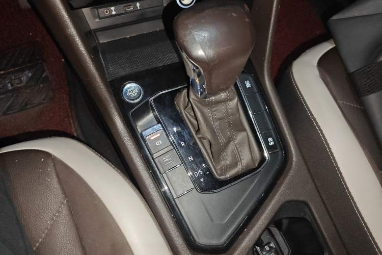 Used Volkswagen Tiguan L 2017 330TSI Automatic Two-Wheel Drive Luxury Edition Gear Lever
