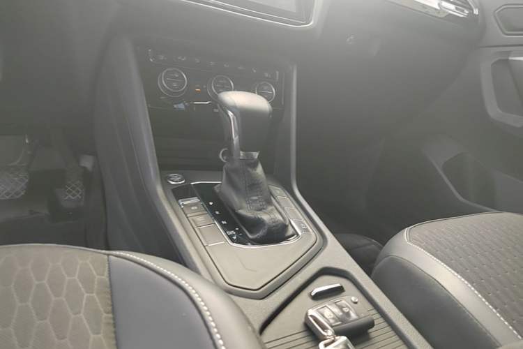 Used Volkswagen Tiguan L 2017 330TSI Automatic Two-Wheel Drive Luxury Edition Gear Lever