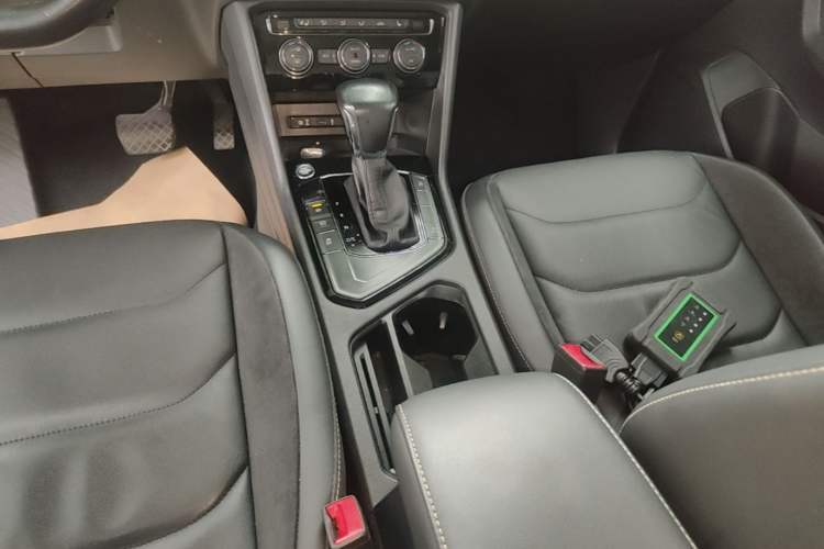 Used Volkswagen Tiguan L 2017 380TSI Automatic All-Wheel-Drive Luxury Edition Gear Lever