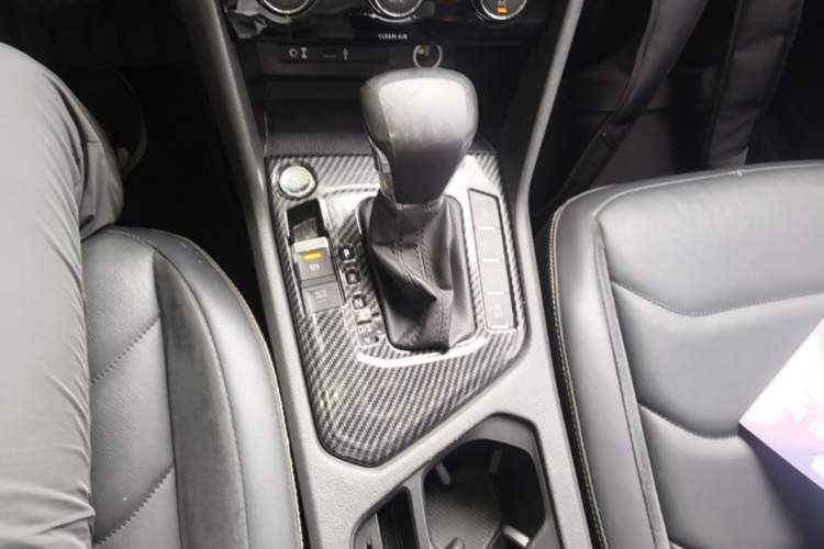 Used Volkswagen Tiguan L 2017 330TSI Automatic Two-Wheel Drive Luxury Edition Gear Lever
