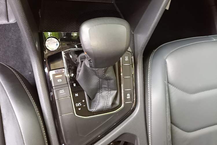 Used Volkswagen Tiguan L 2017 330TSI Automatic Two-Wheel Drive Luxury Edition Gear Lever