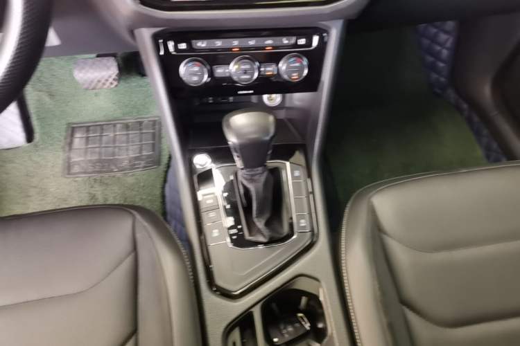 Used Volkswagen Tiguan L 2017 380TSI Automatic All-Wheel-Drive Luxury Edition Gear Lever