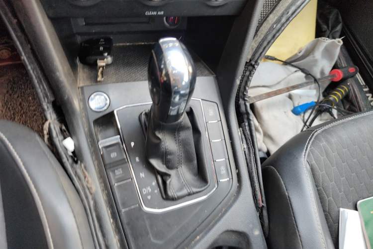 Used Volkswagen Tiguan L 2017 330TSI Automatic Two-Wheel Drive Luxury Edition Gear Lever