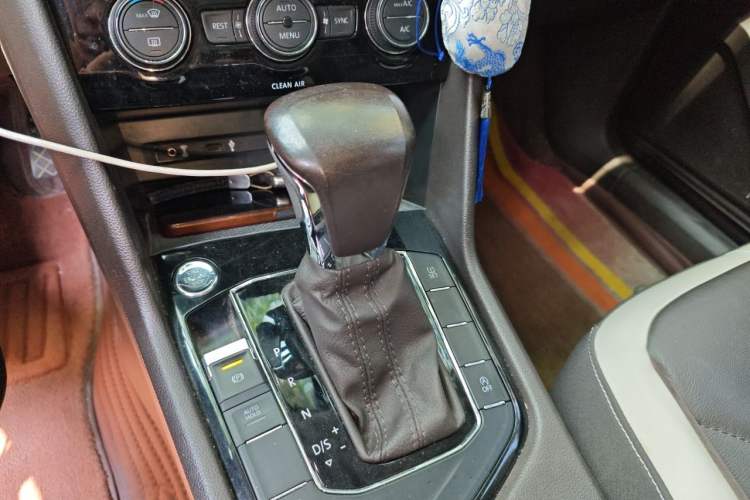 Used Volkswagen Tiguan L 2017 330TSI Automatic Two-Wheel Drive Luxury Edition Gear Lever