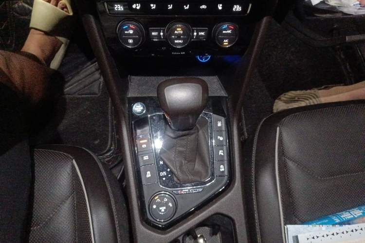 Used Volkswagen Tiguan L 2017 380TSI Automatic All-Wheel Drive Supreme Flagship Edition Gear Lever
